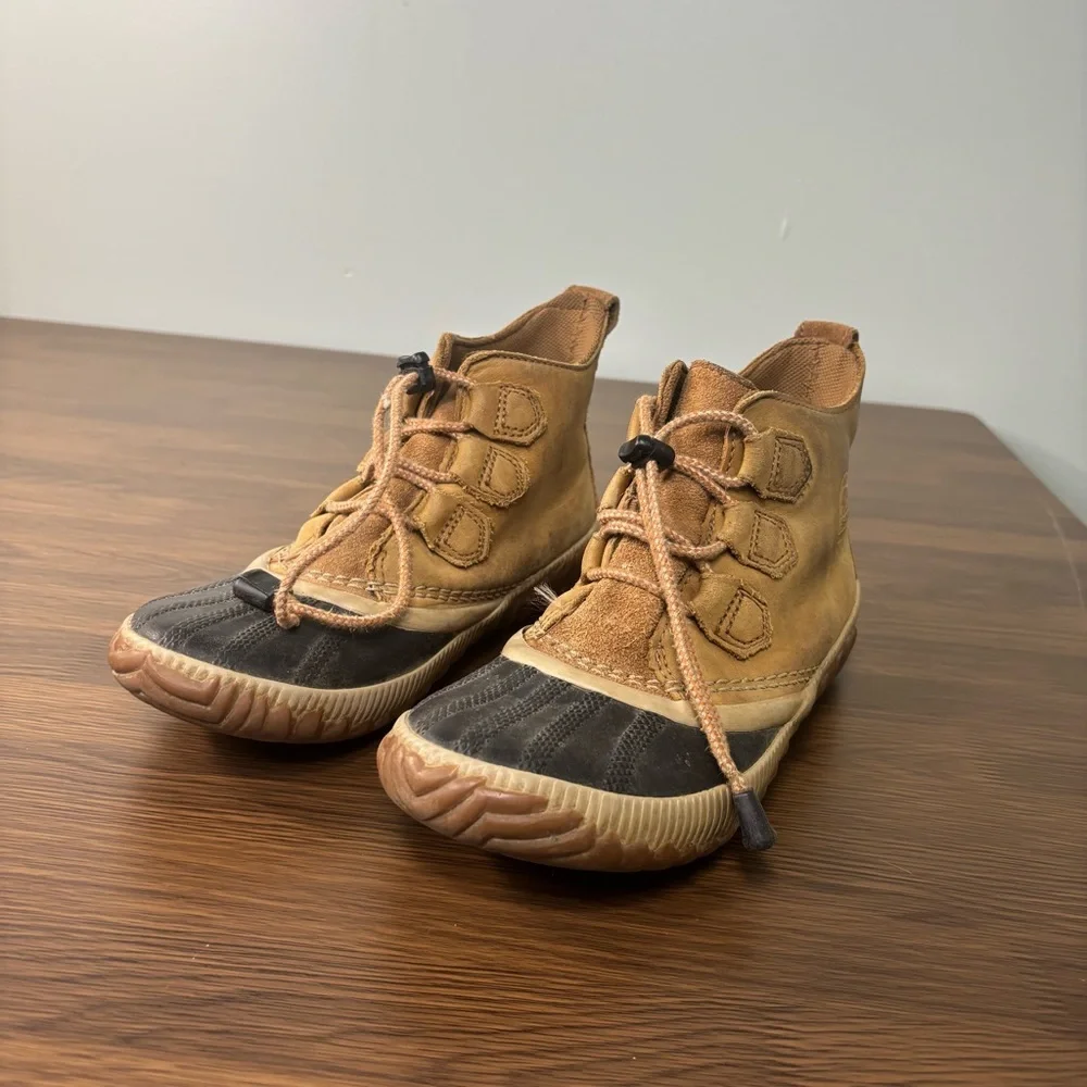 Sorel Girl’s Out N About Leather Saltwater Tan and‎ Black Boots Sz 4